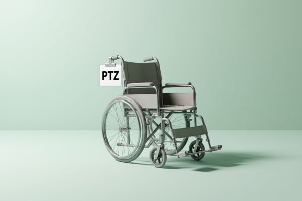 Un fauteuil roulant avec un panneau PTZ